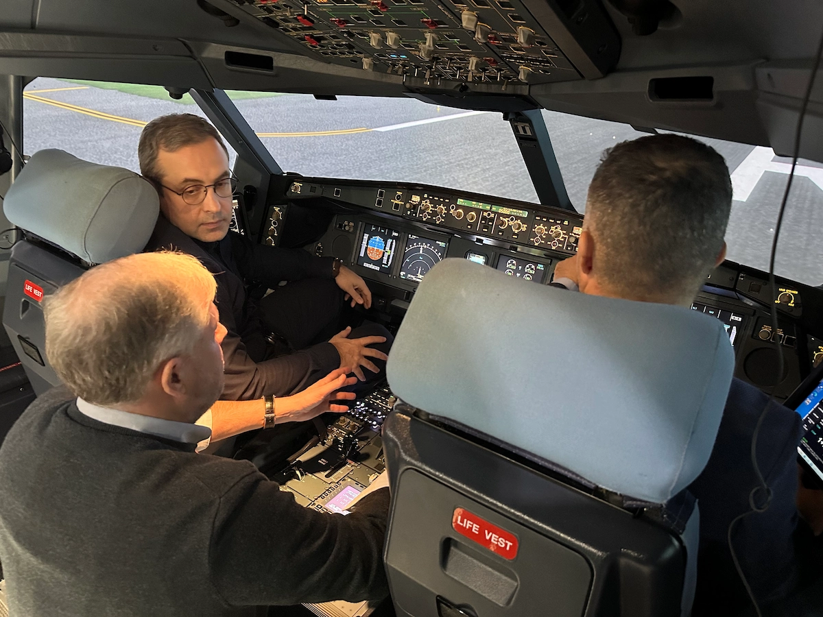 Empower.aero co-founder and Turkish Airlines managers conducting Airbus A330 simulator session for Mixed EBT